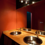 Chalupy k pronájmu na Šumavě - koupelna se 2 umyvadly má kvalitní osvětlení